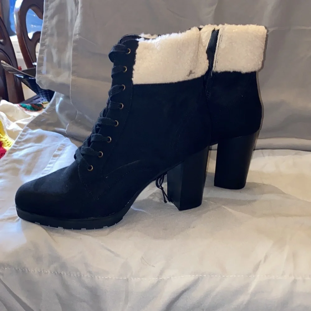 New W/O Box 12 Thompson Black Boots Size 9M